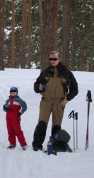 Папа с сыном на лыжной прогулке