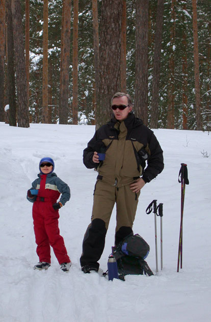 Сын с папой на лыжной прогулке
