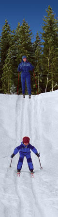 Катание с горки трехлетннго ребенка на лыжной прогулке с родителями