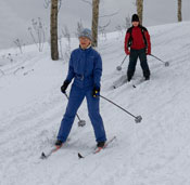 Мама с тринадцатилетним сыном на лыжной прогулке
