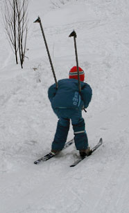 Опасное положение лыжных палок на спуске
