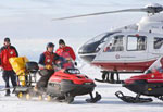 Транспортные средства скорой помощи на лыжной прогулке