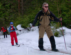 Семья на лыжах в Рекшино