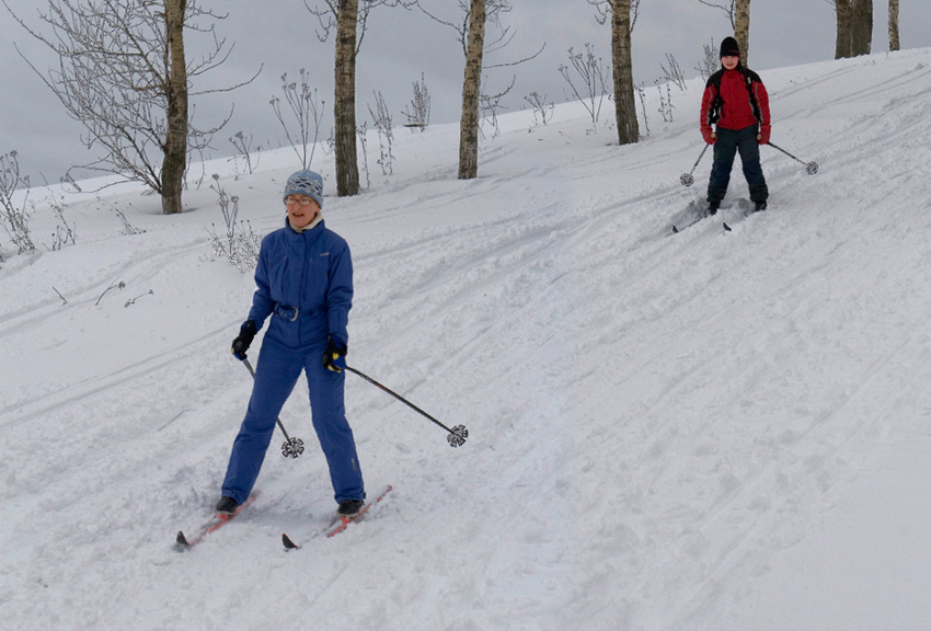 Мама с сыном подростком на лыжной прогулке
